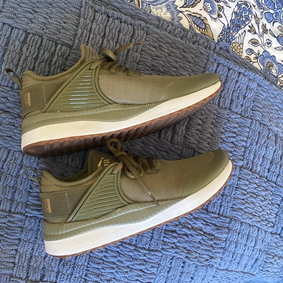 Green PuMa size 7 hardly worn gym shoes best offer - Picture 4 of 7
